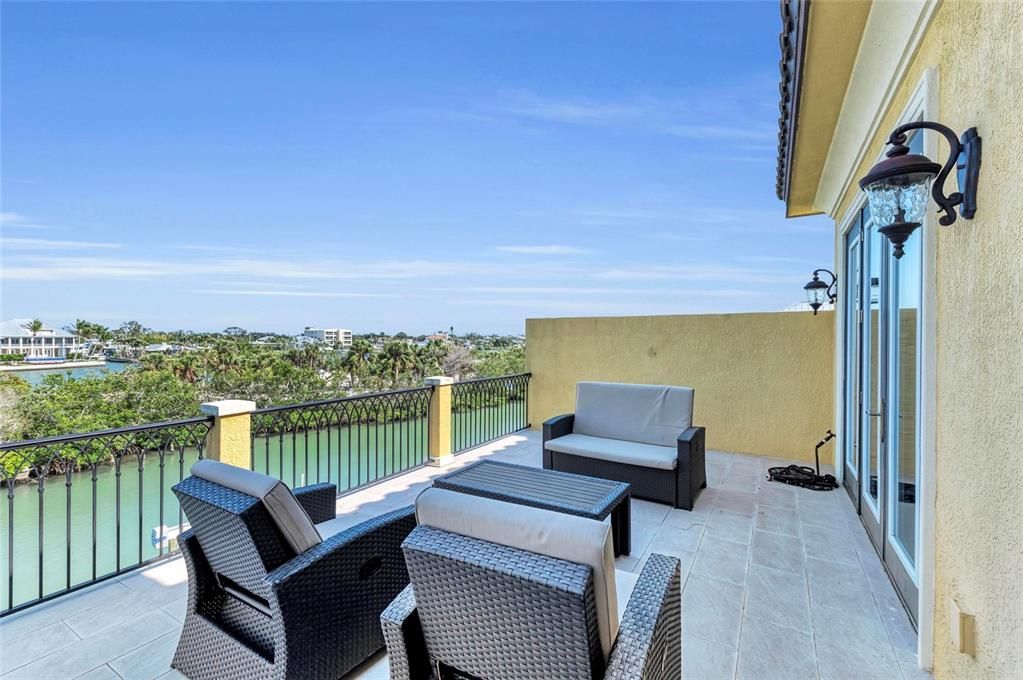 For Sale: $3,899,500 (4 beds, 4 baths, 3582 Square Feet)