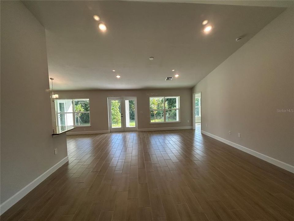 合同活跃: $375,300 (4 贝兹, 2 浴室, 2169 平方英尺)