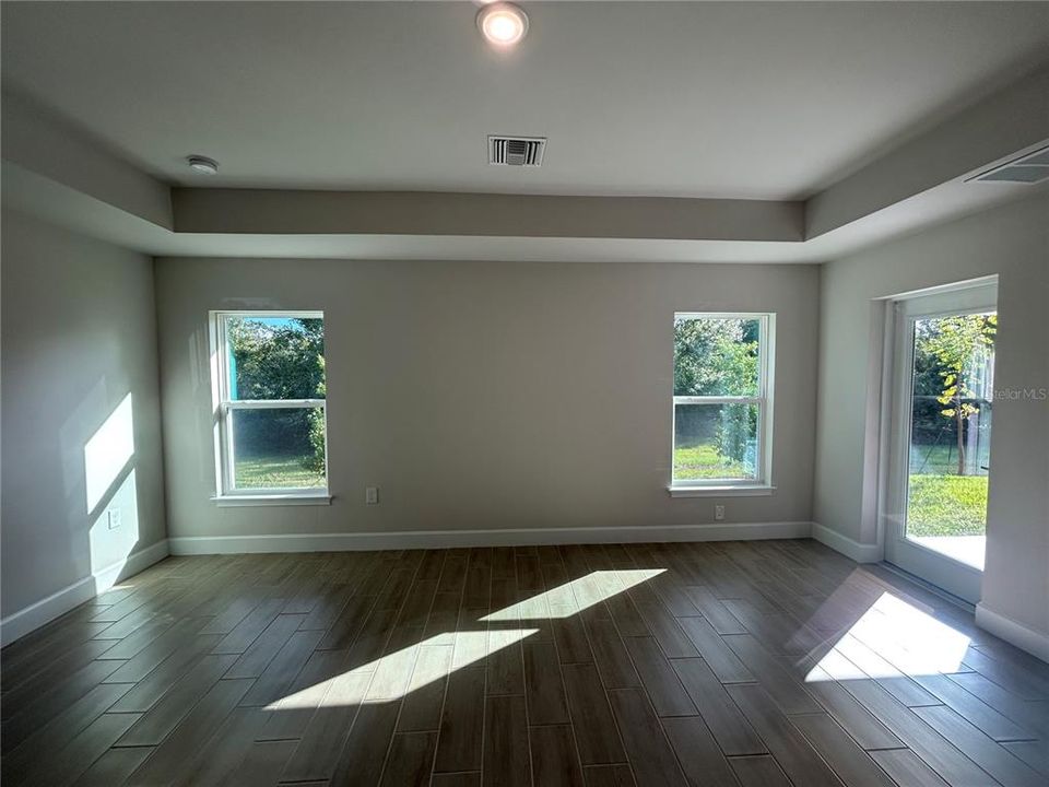 合同活跃: $375,300 (4 贝兹, 2 浴室, 2169 平方英尺)