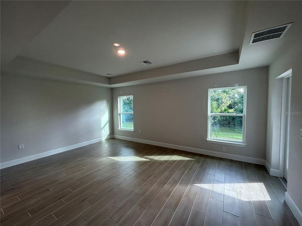 合同活跃: $375,300 (4 贝兹, 2 浴室, 2169 平方英尺)