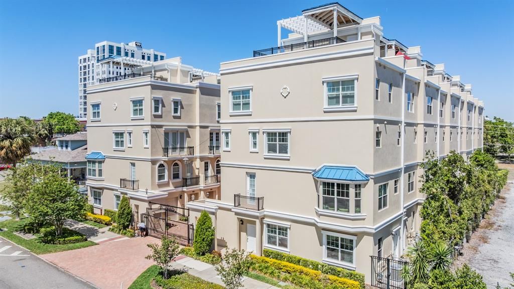 Recently Sold: $1,275,000 (3 beds, 3 baths, 2180 Square Feet)