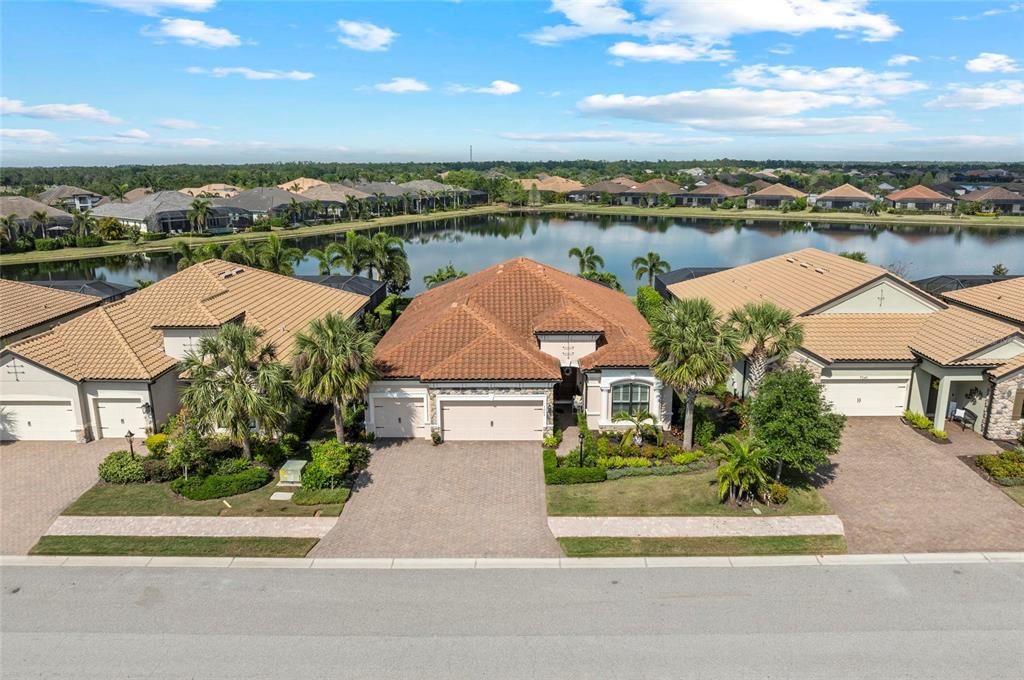 Под контрактом: $855,000 (4 спален, 2 ванн, 2245 Квадратных фут)