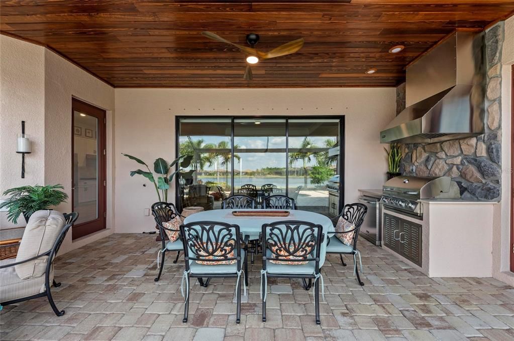 Под контрактом: $855,000 (4 спален, 2 ванн, 2245 Квадратных фут)