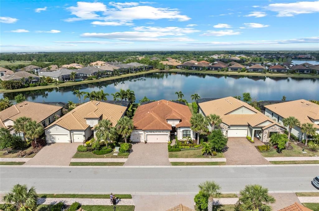 Под контрактом: $855,000 (4 спален, 2 ванн, 2245 Квадратных фут)