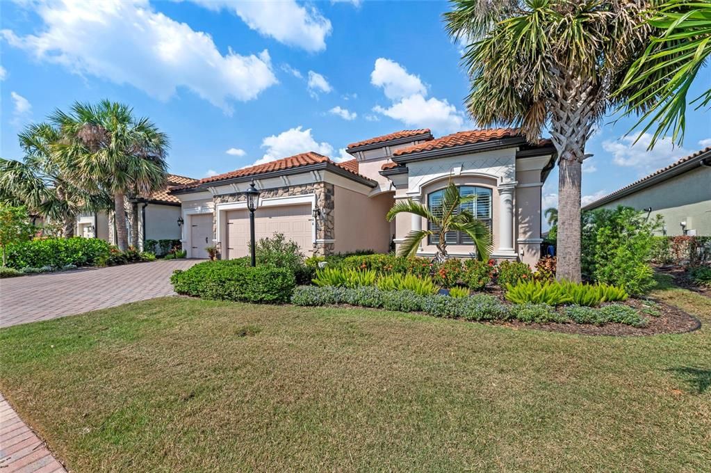 Под контрактом: $855,000 (4 спален, 2 ванн, 2245 Квадратных фут)