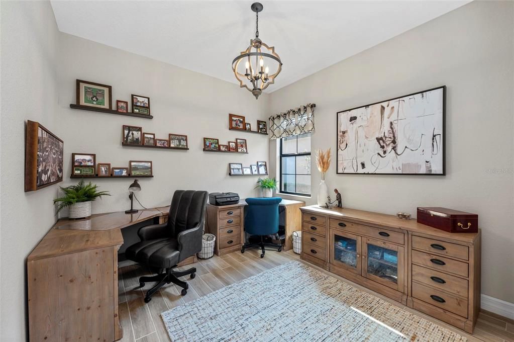 Под контрактом: $855,000 (4 спален, 2 ванн, 2245 Квадратных фут)