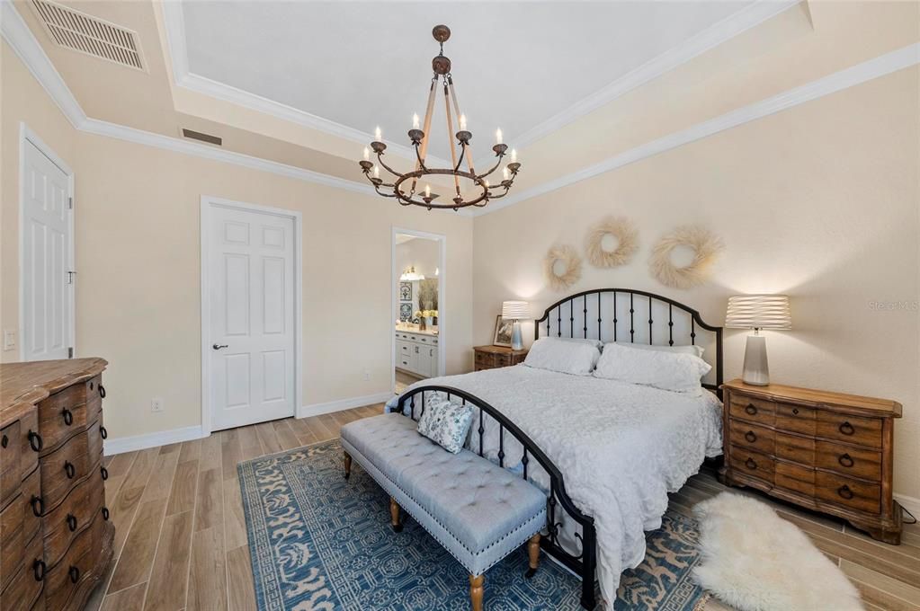 Под контрактом: $855,000 (4 спален, 2 ванн, 2245 Квадратных фут)