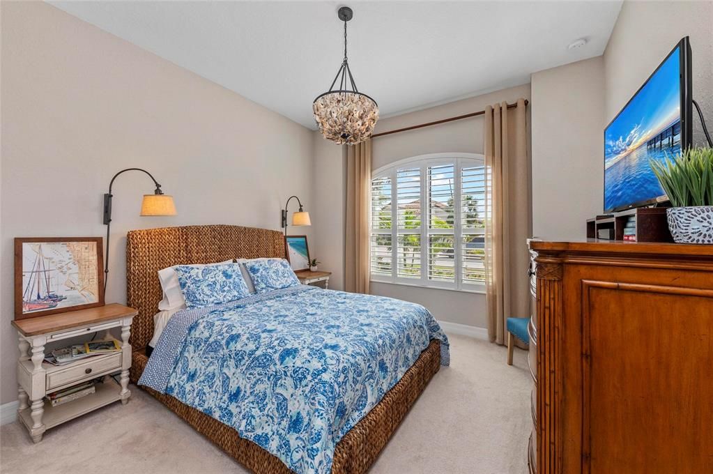 Под контрактом: $855,000 (4 спален, 2 ванн, 2245 Квадратных фут)