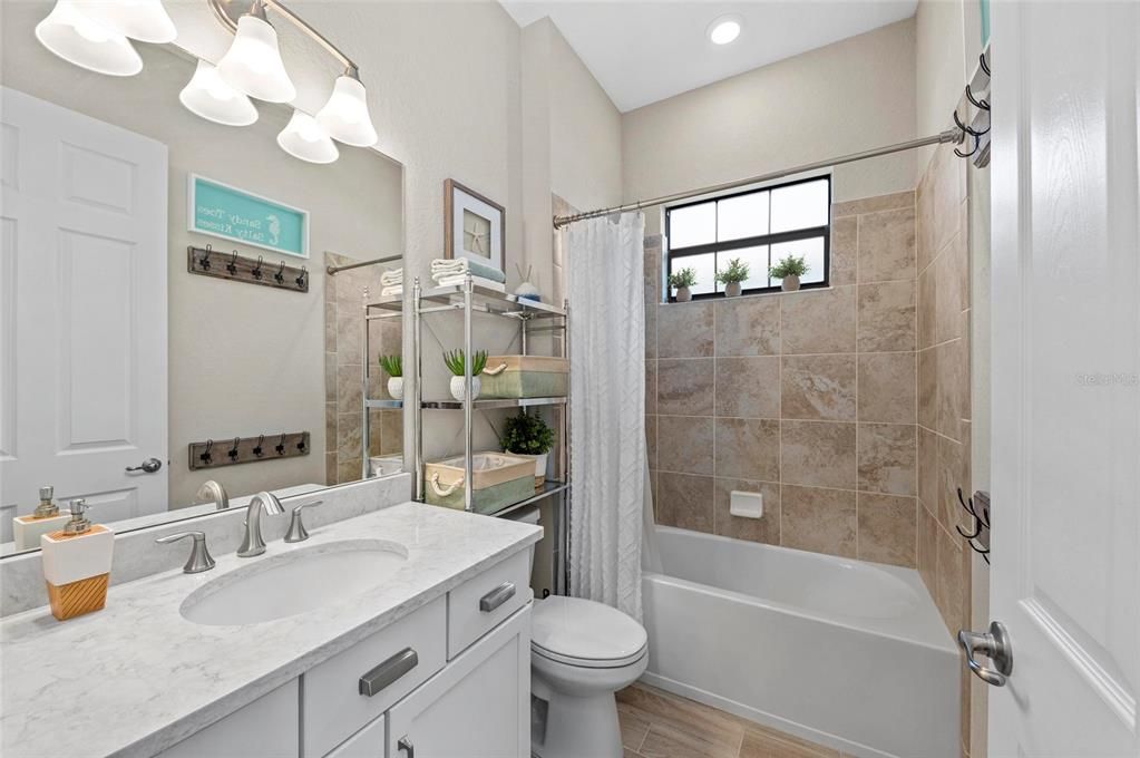 Под контрактом: $855,000 (4 спален, 2 ванн, 2245 Квадратных фут)