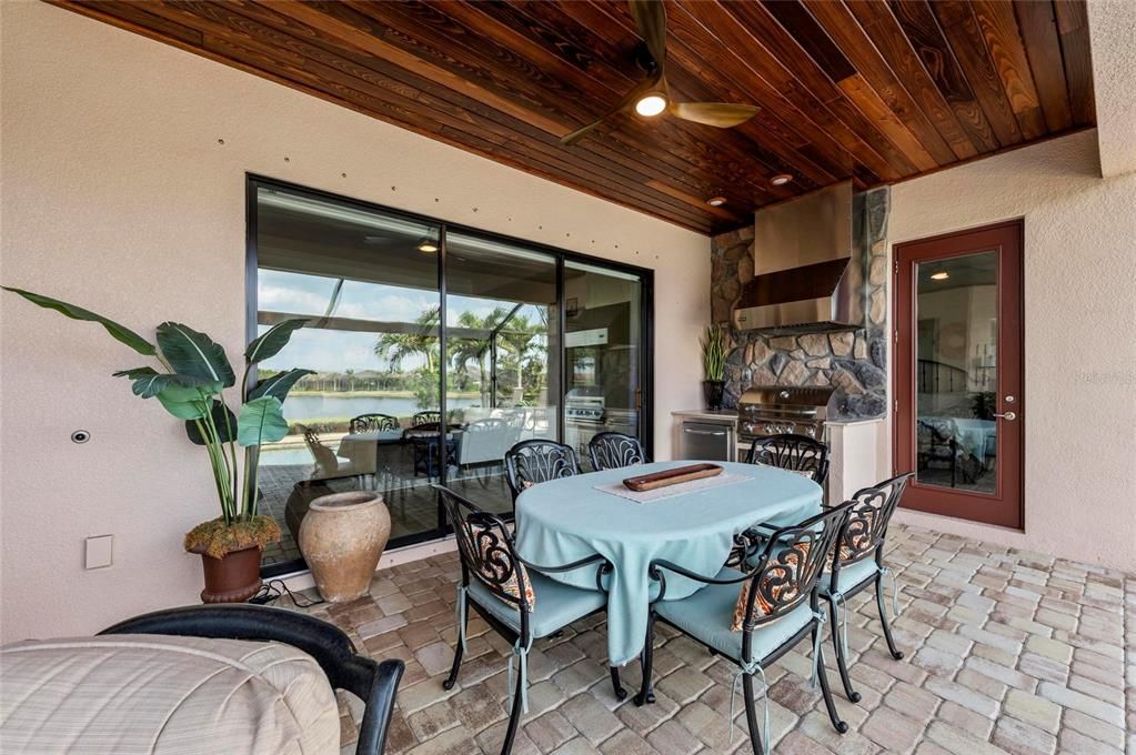 Под контрактом: $855,000 (4 спален, 2 ванн, 2245 Квадратных фут)