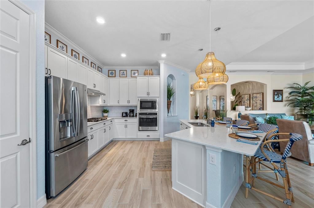 Под контрактом: $855,000 (4 спален, 2 ванн, 2245 Квадратных фут)