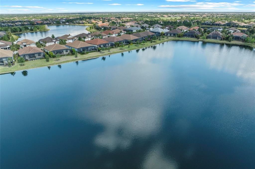 Под контрактом: $855,000 (4 спален, 2 ванн, 2245 Квадратных фут)