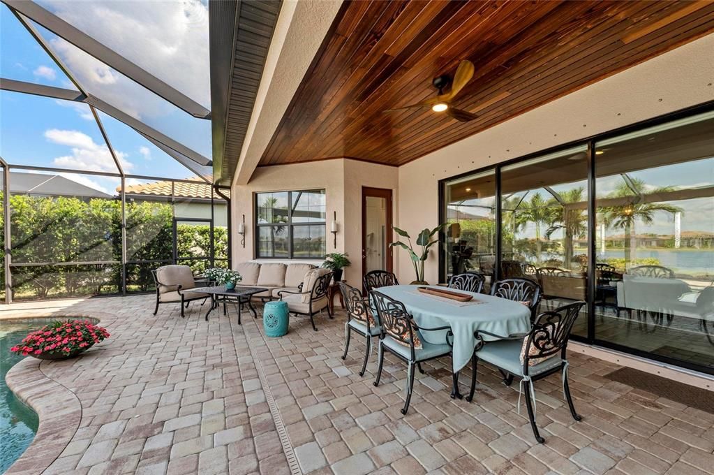 Под контрактом: $855,000 (4 спален, 2 ванн, 2245 Квадратных фут)