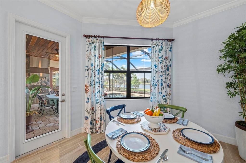 Под контрактом: $855,000 (4 спален, 2 ванн, 2245 Квадратных фут)