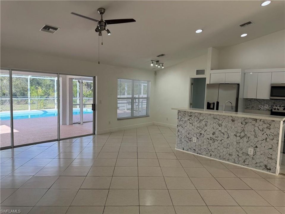 Под контрактом: $320,000 (3 спален, 2 ванн, 1458 Квадратных фут)