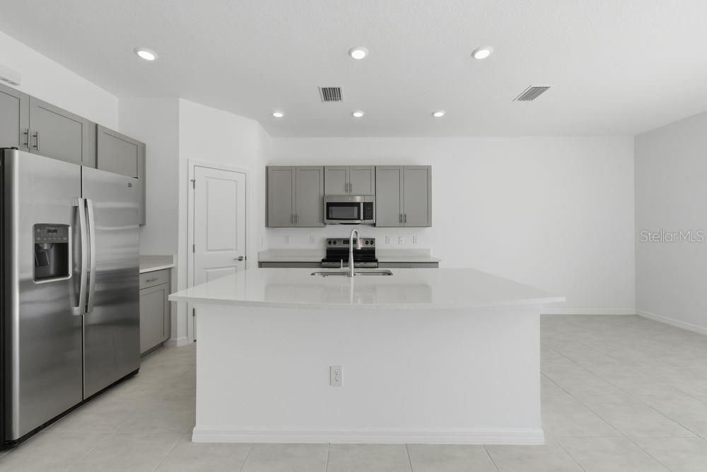 For Sale: $299,000 (3 beds, 2 baths, 1373 Square Feet)