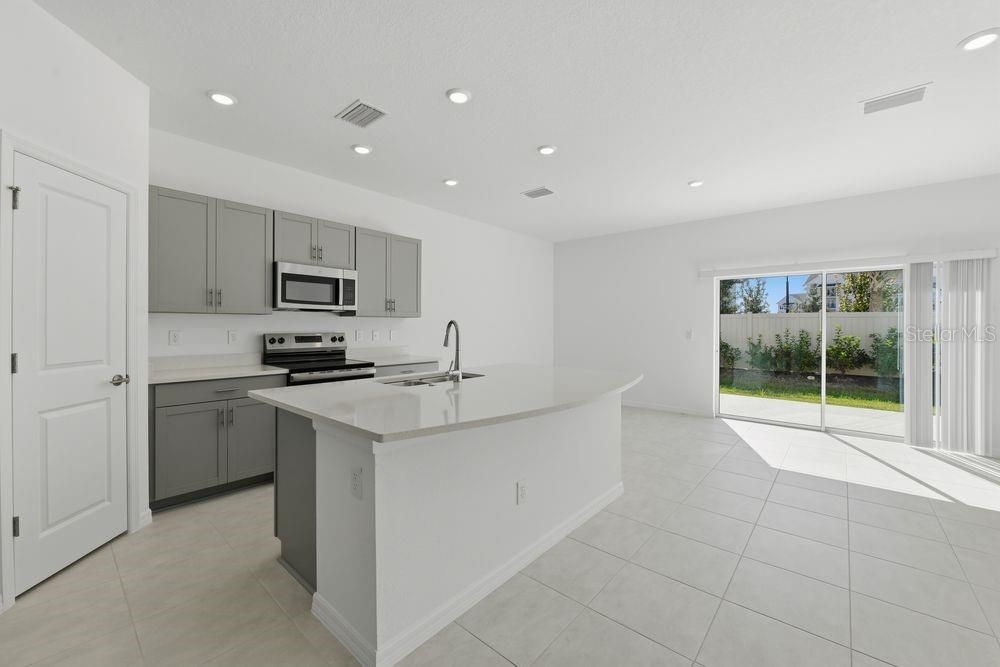 For Sale: $299,000 (3 beds, 2 baths, 1373 Square Feet)