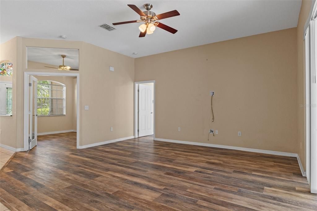 Active With Contract: $290,000 (3 beds, 2 baths, 2070 Square Feet)