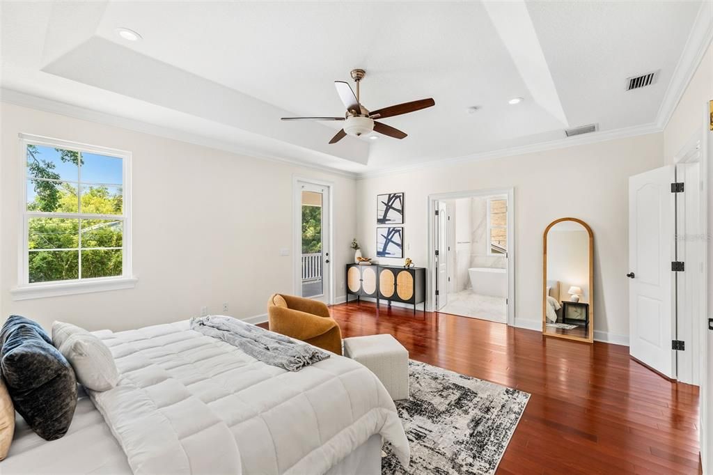 合同活跃: $1,130,000 (4 贝兹, 3 浴室, 2388 平方英尺)