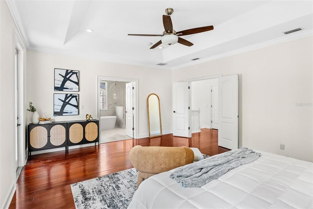 合同活跃: $1,130,000 (4 贝兹, 3 浴室, 2388 平方英尺)