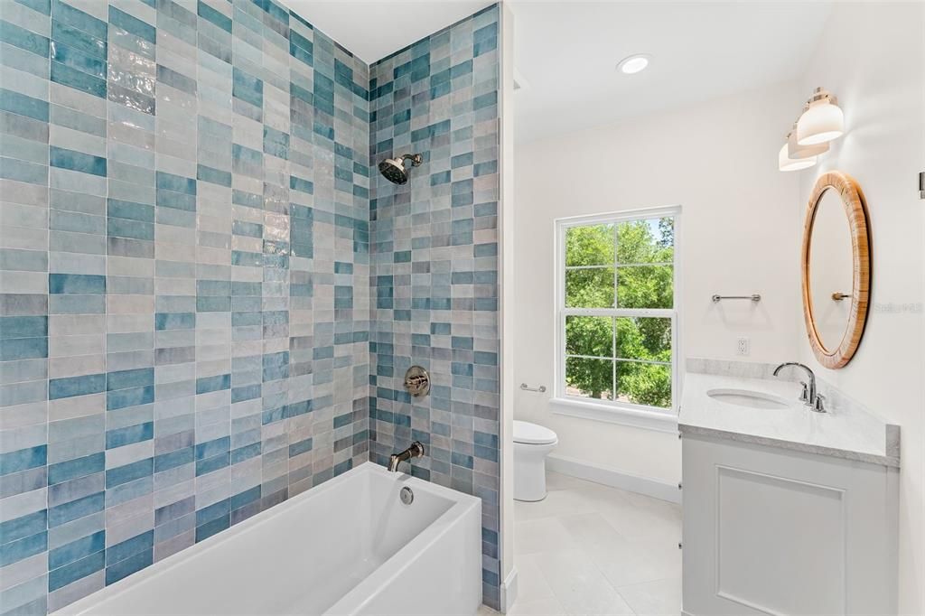 合同活跃: $1,130,000 (4 贝兹, 3 浴室, 2388 平方英尺)