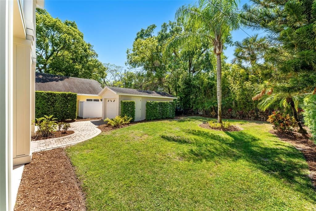 合同活跃: $1,130,000 (4 贝兹, 3 浴室, 2388 平方英尺)