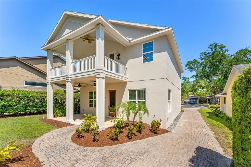 合同活跃: $1,130,000 (4 贝兹, 3 浴室, 2388 平方英尺)