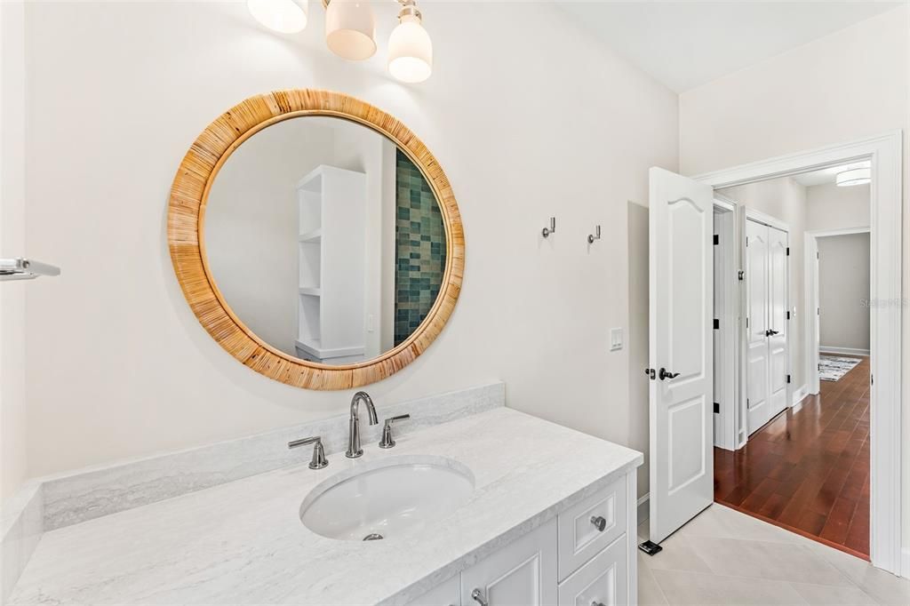 合同活跃: $1,130,000 (4 贝兹, 3 浴室, 2388 平方英尺)