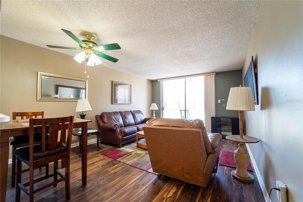 合同活跃: $99,900 (1 贝兹, 1 浴室, 703 平方英尺)