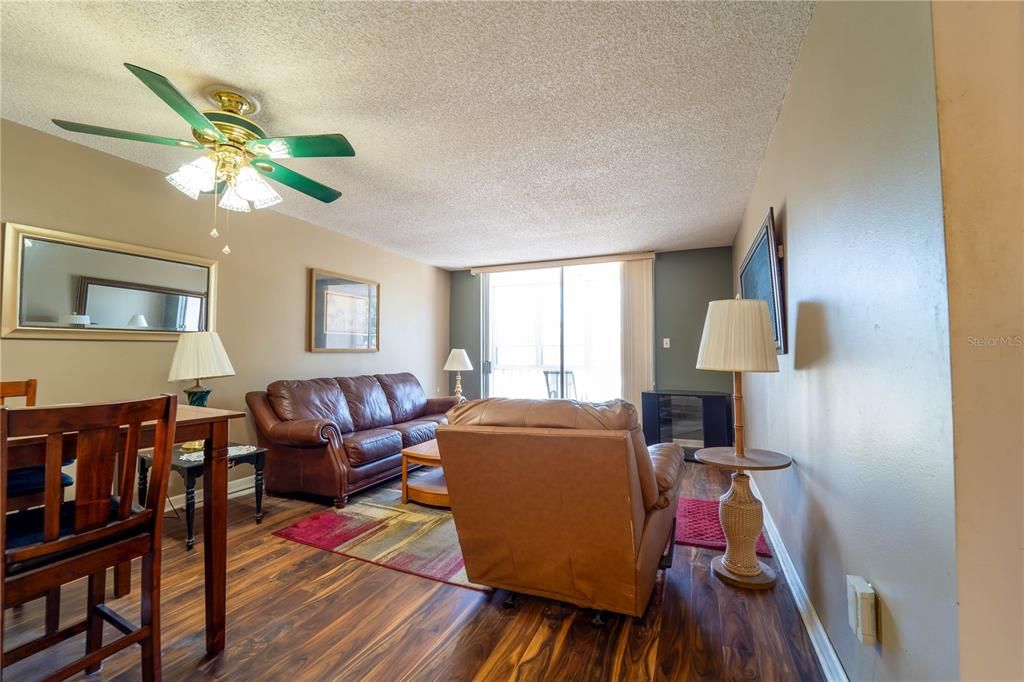 合同活跃: $99,900 (1 贝兹, 1 浴室, 703 平方英尺)