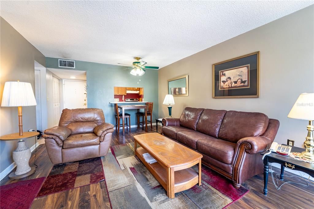 合同活跃: $99,900 (1 贝兹, 1 浴室, 703 平方英尺)