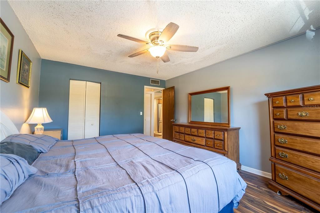 合同活跃: $99,900 (1 贝兹, 1 浴室, 703 平方英尺)