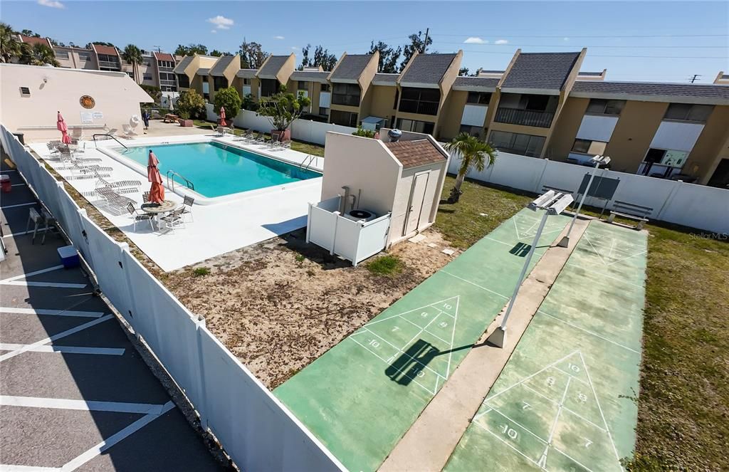 合同活跃: $99,900 (1 贝兹, 1 浴室, 703 平方英尺)