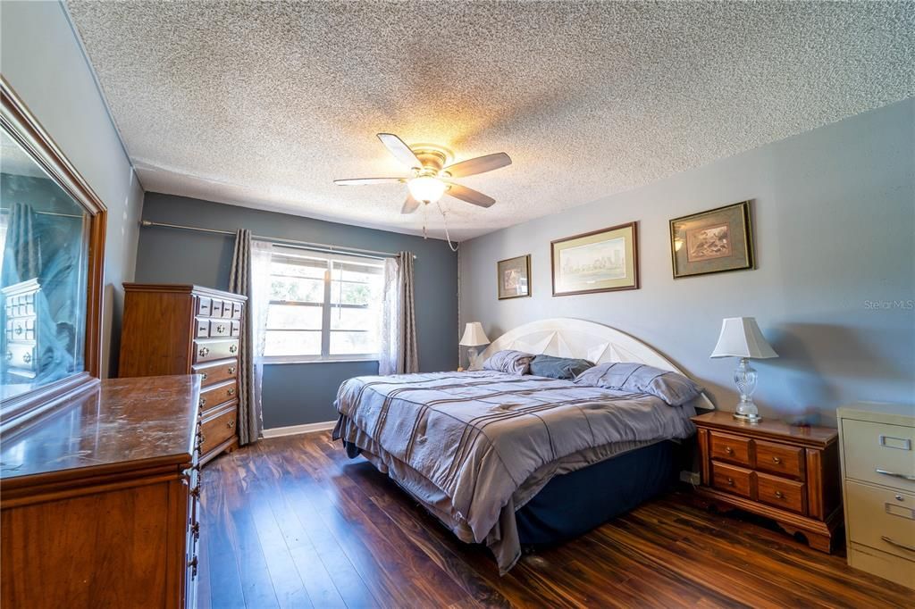 合同活跃: $99,900 (1 贝兹, 1 浴室, 703 平方英尺)