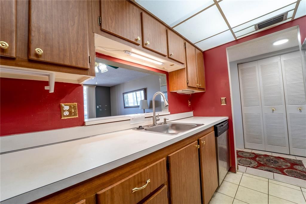 合同活跃: $99,900 (1 贝兹, 1 浴室, 703 平方英尺)