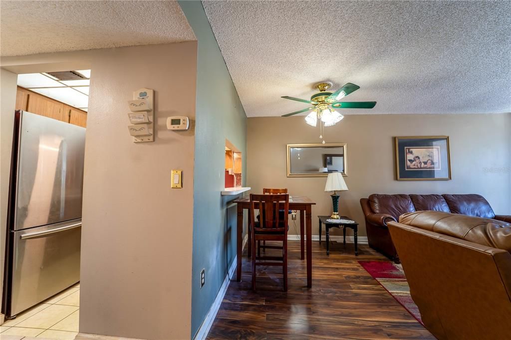 合同活跃: $99,900 (1 贝兹, 1 浴室, 703 平方英尺)