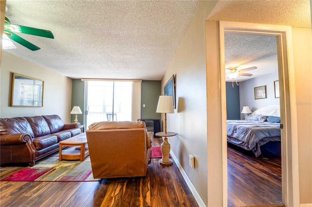 合同活跃: $99,900 (1 贝兹, 1 浴室, 703 平方英尺)