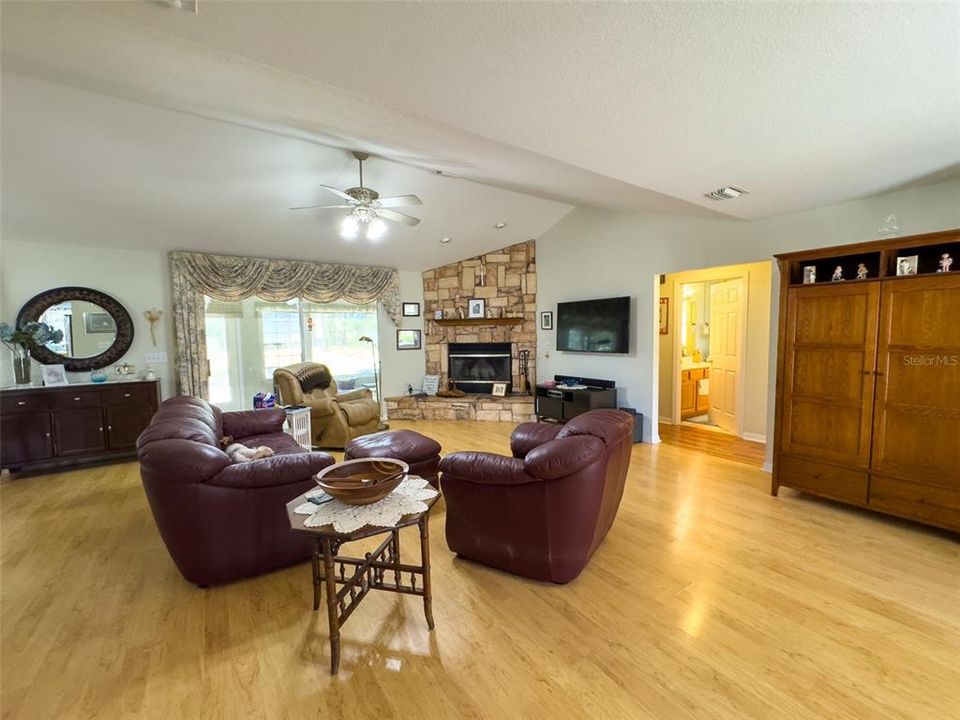 En Venta: $364,500 (3 camas, 2 baños, 2126 Pies cuadrados)