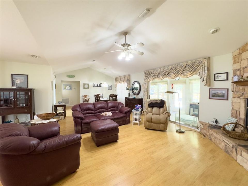 En Venta: $364,500 (3 camas, 2 baños, 2126 Pies cuadrados)