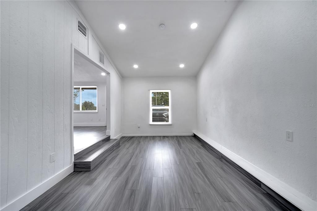 For Sale: $319,999 (3 beds, 2 baths, 1236 Square Feet)