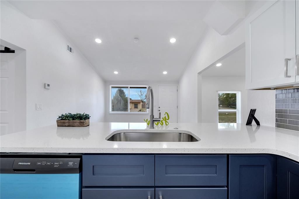 For Sale: $319,999 (3 beds, 2 baths, 1236 Square Feet)