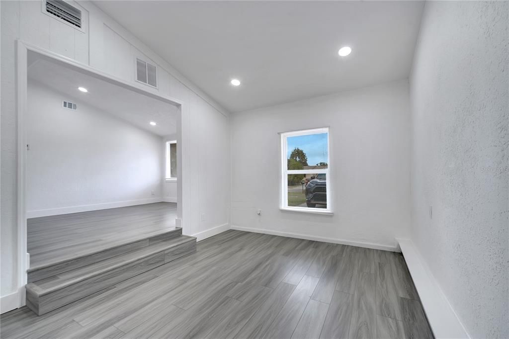 For Sale: $319,999 (3 beds, 2 baths, 1236 Square Feet)