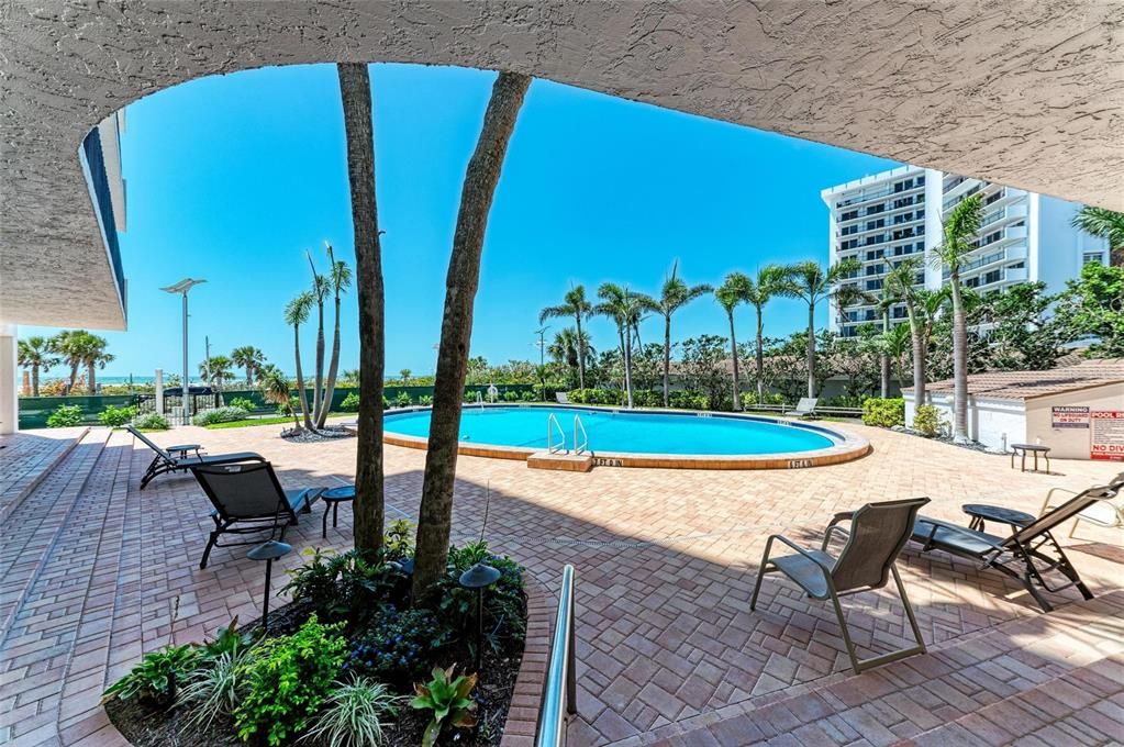 Active With Contract: $1,100,000 (2 beds, 2 baths, 1275 Square Feet)