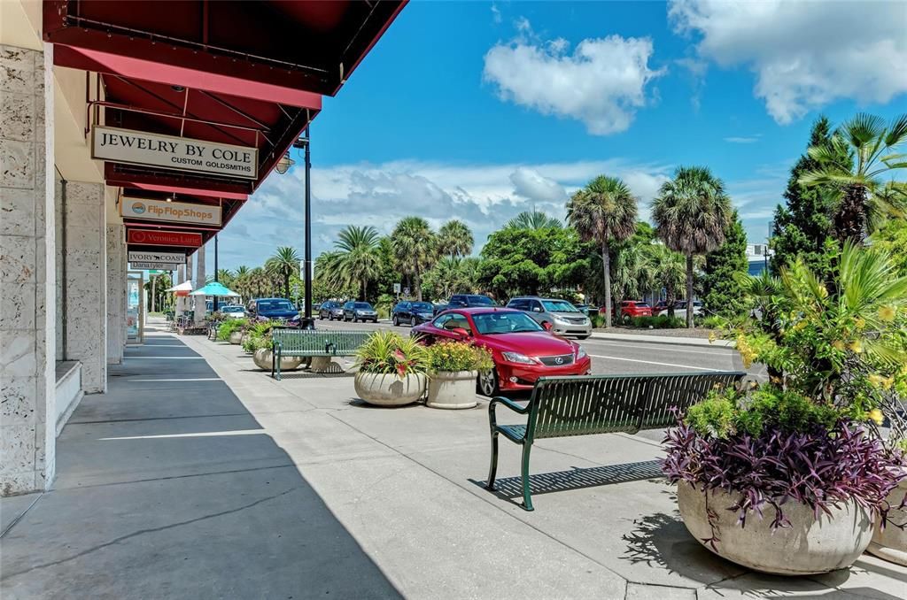 Active With Contract: $1,100,000 (2 beds, 2 baths, 1275 Square Feet)