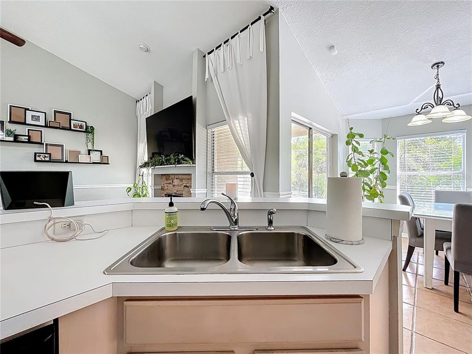 For Sale: $341,900 (3 beds, 2 baths, 1466 Square Feet)