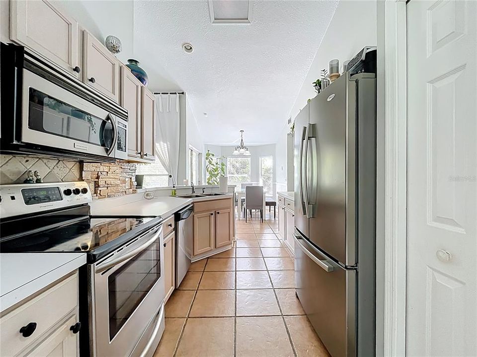 For Sale: $341,900 (3 beds, 2 baths, 1466 Square Feet)