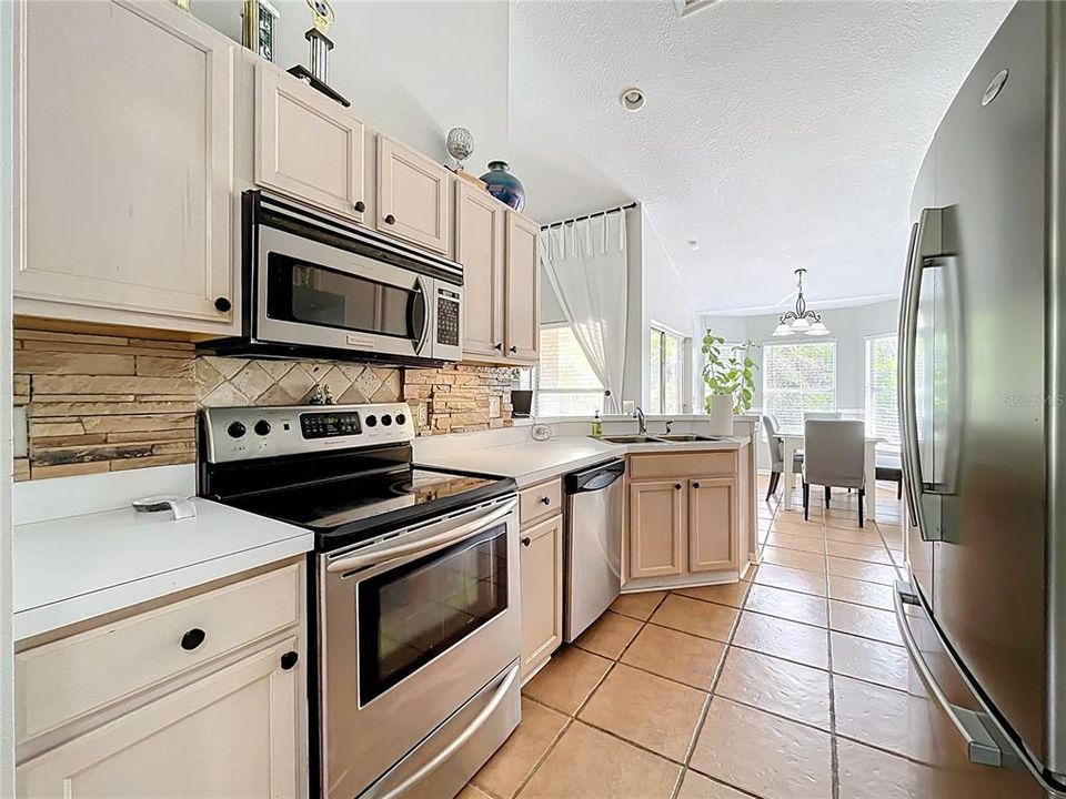 For Sale: $341,900 (3 beds, 2 baths, 1466 Square Feet)