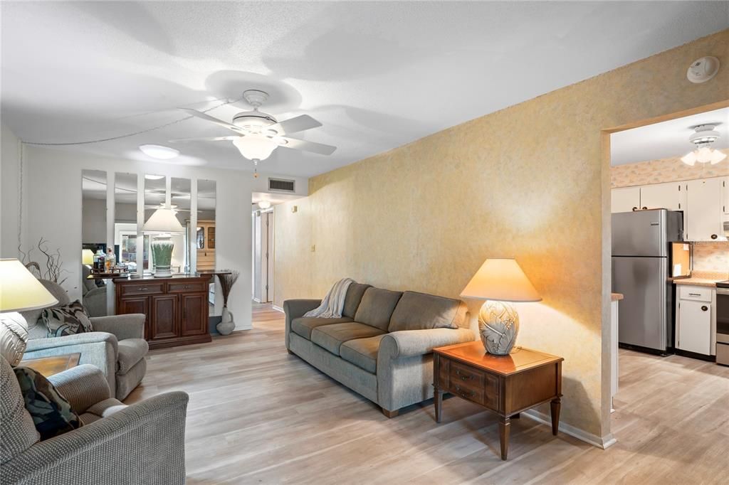 For Sale: $200,000 (2 beds, 2 baths, 1022 Square Feet)