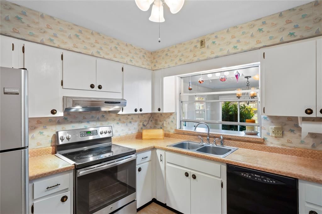 For Sale: $200,000 (2 beds, 2 baths, 1022 Square Feet)