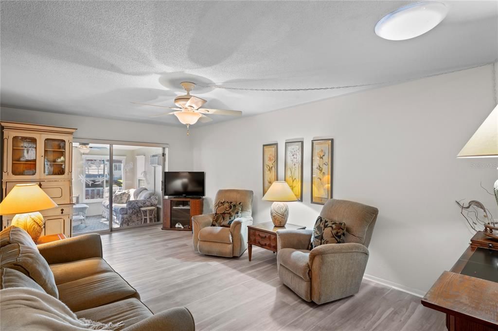 For Sale: $200,000 (2 beds, 2 baths, 1022 Square Feet)